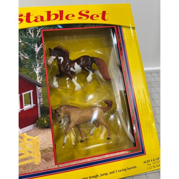 Breyer Stablemates Red Stable Set 1:32 Scale W/ Pinto & Quarter Horse Figures - Picture 2 of 9